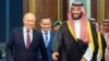 Наследный принц Саудовской Аравии Мухаммед бен Салман (справа) прогуливается с президентом России Владимиром Путиным во время церемонии встречи в столице Эр-Рияде. 6 декабря 2023 года