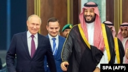 محمد بن سلمان (راست)، ولیعهد عربستان سعودی، و ولادیمیر پوتین، رئیس‌جمهور روسیه