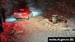 Автомобиль застрял в снежном заносе в урочище Даир-Алан на Долгоруковской яйле в Крыму. 13 января 2024 года