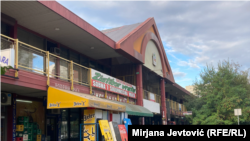 Tržni centar u opštini Novi Beograd, gde je u jednom od lokala registrovana sankcionisana firma, oktobar 2023.