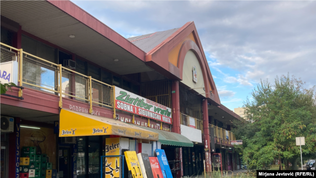 Qendra tregtare në komunën e Novi Beogradit, ku një kompani e sanksionuar është regjistruar në njërën prej dyqaneve, tetor 2023.