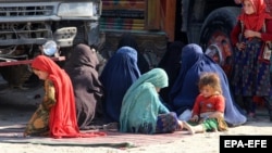 تعدادی از زنان و کودکانی که از پاکستان اخراج شده و به افغانستان برگشته اند 