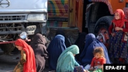 Refugjatet afgane, përfshirë vajza, duke pritur në një qendër regjistrimi në Afganistan, pasi u kthyen nga Pakistani, dhjetor 2023.