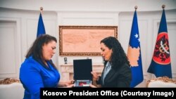 Presidentja e Kosovës, Vjosa Osmani (djathtas) dhe deputetja britanike Alicia Kearns gjatë vizitës së Kearnsit në Prishtinë, 21 tetor 2023.