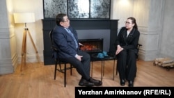 Депутат мажилиса Ермурат Бапи и корреспондент Азаттыка Нургуль Тапаева. Астана, 27 февраля 2024 года