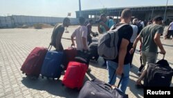 Палестинці з подвійним громадянством йдуть до прикордонного переходу Рафах із Єгиптом. 1 листопада 2023 року