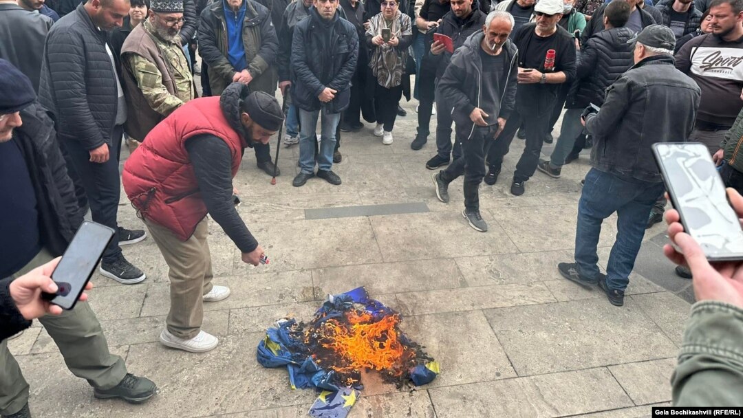 პარლამენტთან ევროკავშირის დროშა დაწვეს. 14 მარტი, 2023 წელი