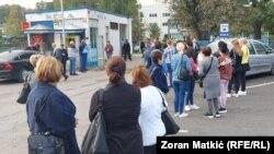 Radnici ispred tvornice modne konfekcije "Kula" u Gradačcu, 10. oktobar 2023.