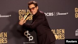 Робърт Дауни Джуниър позира с наградата си "Златен глобус" 