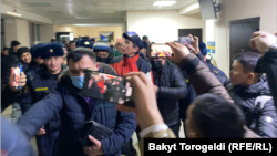 Один из задержанных милицией журналистов - сотрудник издания "Арча медиа" Сайпидин Султаналиев (в кепке и красной куртке). 17 января 2024 года.
