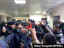 Журналистов доставляют в Биринчи-Майский райсуд Бишкека. 17 января 2024 года