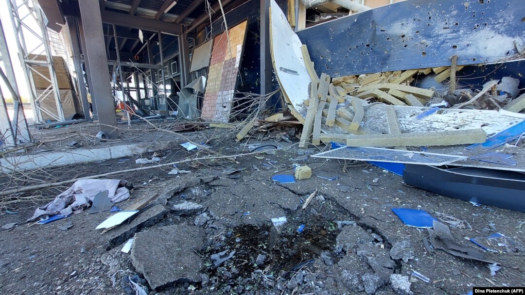 Pe 3 mai 2023, un hipermarket a fost distrus în orașul Herson, din sudul Ucrainei. 