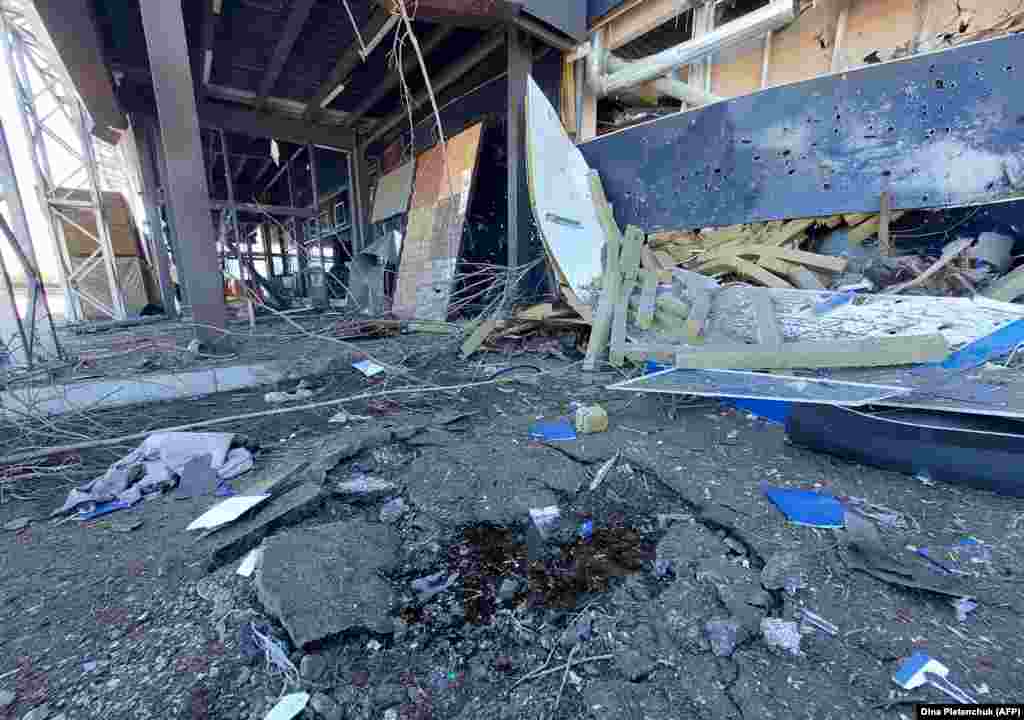 Руїни зруйнованого ракетним обстрілом РФ гіпермаркету в Херсоні 3 травня 2023 року