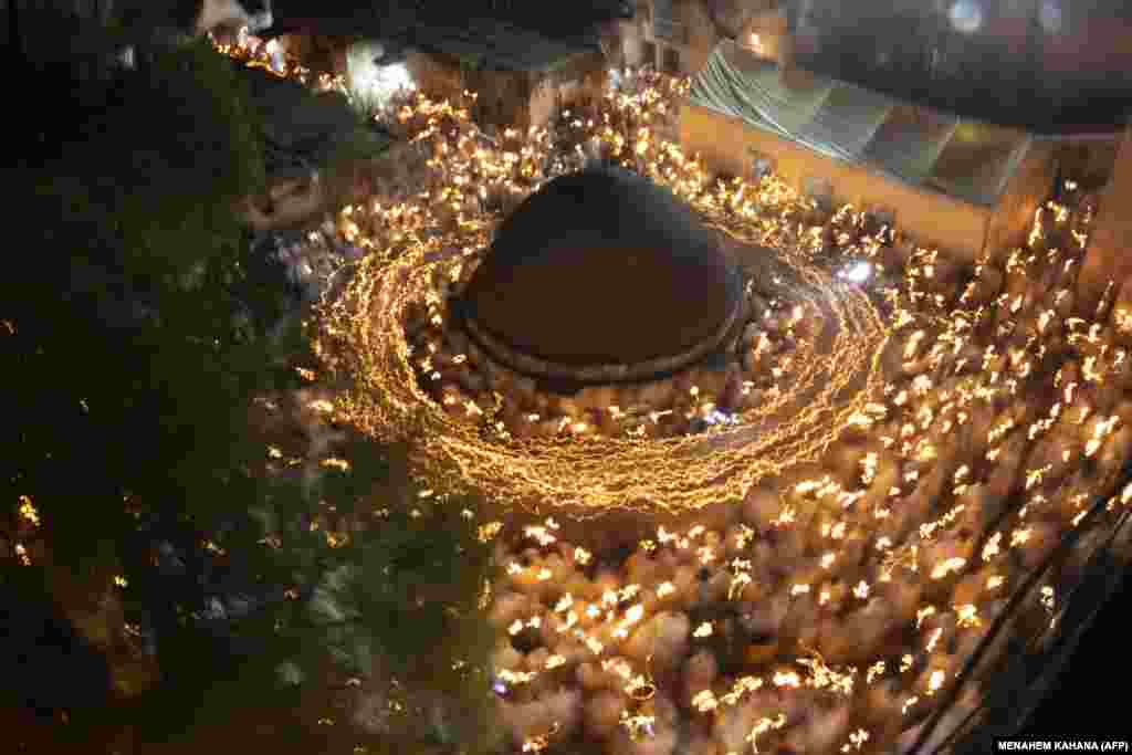Pelegrinët ortodoksë etiopianë ndezin qirinj gjatë ceremonisë që njihet si &quot;Zjarri i Shenjtë&quot; në Manastirin Deir al-Sultan, në çatinë e Kishës së Varrit të Shenjtë në Qytetin e Vjetër të Jerusalemit, në vigjilje të Pashkëve më 4 maj 2024.&nbsp;