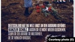 «Німеччина вже підводила світ до прірви. Канцлере Шольц, не дайте цьому повторитися. Дайте Україні ту військову допомогу, якої вона справді потребує», – такий напис розміщений під фотографією