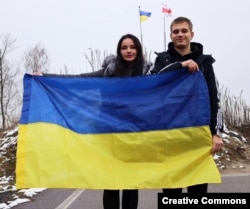 Богдан Єрмохін зі своєю сестрою Валерією у перший день після повернення до України з Росії, куди його насильно вивезли з окупованого Маріуполя, 19 листопада 2023 року