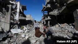 Գազայի հատված - Պաղեստինցիները Կուզա քաղաքի ավերակ դարձած շենքերի փլատակների վրա, 29-ը նոյեմբերի, 2023թ.
