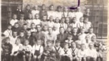 Эмиль Дрейцер (четвертый справа во втором ряду) с одноклассниками и учителями по окончании первого класса. Одесса, 1946