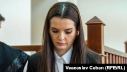 Bașcana Evghenia Guțul, într-o sală de judecată la Chișinău, la primele audieri în procesul său în care este acuzată de complicitate la finanțarea ilegală a fostului Partid Șor, 30 aprilie 2024.
