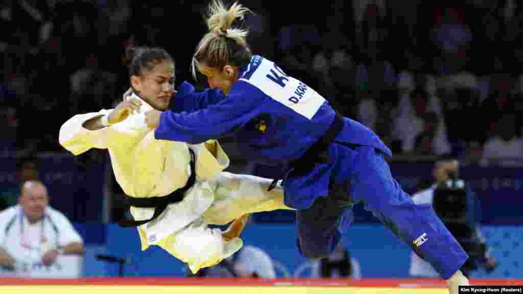 Uzbekistan&#39;s Diyora Keldiyorova (left) takes on Kosovo&#39;s Distria Krasniqi in the final of the 52-kilogram women&#39;s judo on July 28. Keldiyorova took the gold medal.