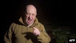 Евгений Пригожин указывает на тела погибших "вагнеровцев", фрагмент из видео