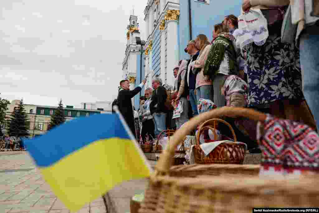 Парафіяни прийшли на Великодні богослужіння до Михайлівського собору. Київ, травень 2024 року