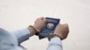 Osoba sa lisicama na urkama i pasošem Bjelorusije, ilustrativna fotografija