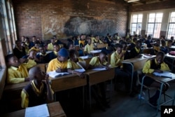 Učenici pohađaju čas u srednjoj školi Seipone u ruralnom selu Ga-Mashashane, u blizini Polokwanea, Južna Afrika, u četvrtak, 4. maja 2023.