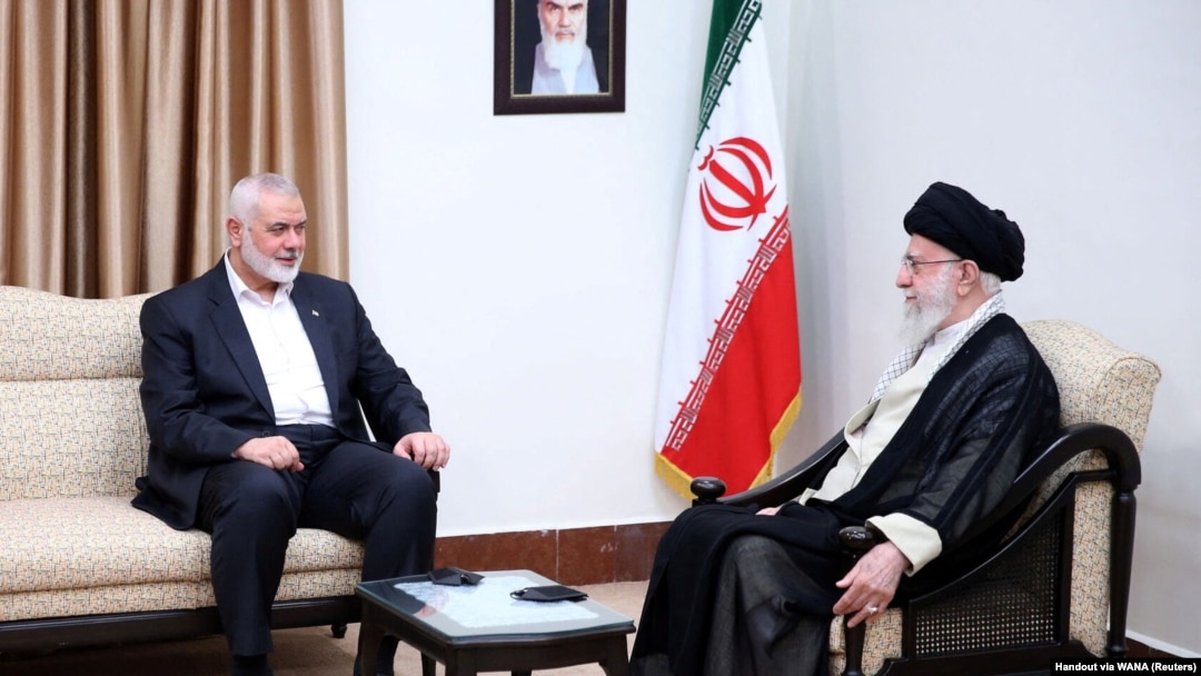 Liderul suprem al Iranului, ayatollahul Ali Khamenei (dreapta), și liderului politic al Hamas, Ismail Haniyeh, la Teheran.