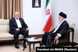 Lideri suprem i Iranit, Ayatollah Ali Khamenei, u takua me liderin e Hamasit, Ismail Haniyeh, në Tehran, më 30 korrik 2024.