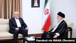 Liderul suprem al Iranului, ayatollahul Ali Khamenei (dreapta), și liderului politic al Hamas, Ismail Haniyeh, la Teheran.