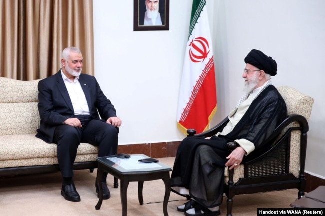 Lideri suprem i Iranit, Ayatollah Ali Khamenei, u takua me liderin e Hamasit, Ismail Haniyeh, në Tehran, më 30 korrik 2024.