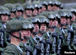 Российские военнослужащие маршируют колоннами во время военного парада в Москве, 9 мая 2024 года
