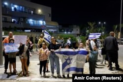 Ljudi u Izraelu čekaju konvoj s novom grupom oslobođenih talaca, Ofakim, 26. novembar 2023.