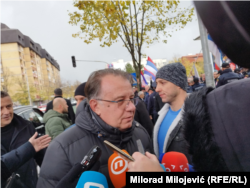 Nermin Nikšić, lider SDP-a u Banjaluci poručio kako mu je "žao što je ove ljude (demonstrante) neko prevario. Banjaluka je Bosna i Hercegovina, nije Srbija"