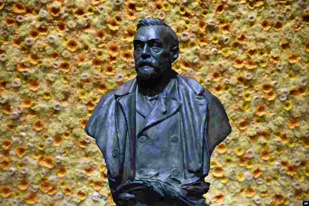Alfred Nobel mellszobra a stockholmi koncertteremben a 2016-os Nobel-díj-átadási ünnepségen.&nbsp; A dinamit hamar népszerűvé vált az építőiparban és a bányászatban, valamint a fegyveriparban, ami gazdaggá tette Nobelt. Élete vége felé úgy döntött, hogy hatalmas vagyonából éves díjat alapít &bdquo;azoknak, akik az előző évben a legnagyobb hasznot hozták az emberiségnek&rdquo;