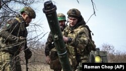 Украинские военнослужащие устанавливают противотанковые ракетные комплексы «Стугна» вблизи Бахмута Донецкой области, 17 марта 2023 года