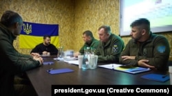 Президент Украины Владимир Зеленский во время совещания с военным командованием по ситуации на ключевых направлениях боевых действий. Херсон, 20 октября 2023 года