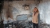 Doina Iliescu, unul dintre cei sinistrați, arată ce a mai rămas din sufrageria casei afectate de explozia din Crevedia. În cel mai bun caz, speră să fie despăgubită în doi ani, timp în care trebuie să se descurce cum poate.