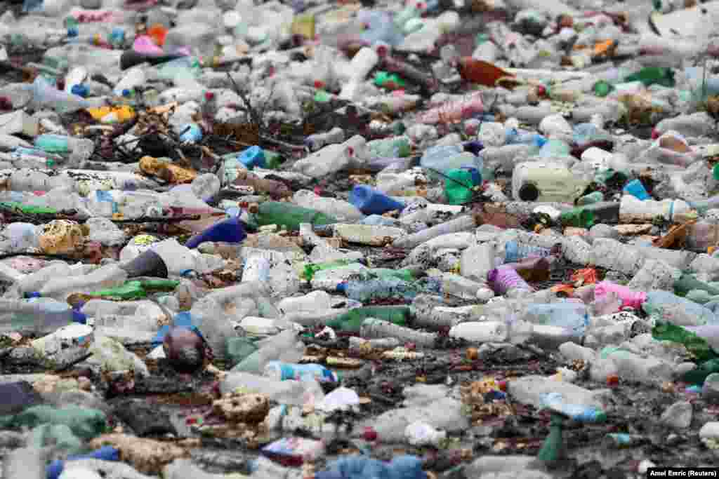 Tonele de deșeuri plutitoare, inclusiv sticlele de plastic, nu sunt un pericol doar pentru economia locală, bazată pe turism. Îngrjiorările sunt legate de impactul eventualei arderi a acestora asupra sănătății oamenilor din zonă. (Foto: Reuters)&nbsp;