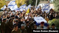 Pripadnici izraelske vojske nose kovčeg sa telom vojnika Noe Markijana nakon što je pronađeno u blizini bolnice Al Šifa u Gazi, 17. novembar 2023.