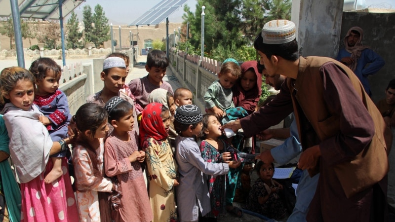 Пакистански талибанци убија петмина полицајци кои го обезбедуваа тимот за вакцинација против полио