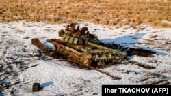 Знищений Силами оборони України танк армії РФ на пшеничному полі. Харківщина, 22 лютого 2023 року
