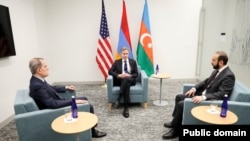 Слева направо: министр иностранных дел Азербайджана Джейхун Байрамов, госсекретарь США Энтони Блинкен, министр иностранных дел Армении Арарат Мирзоян, Арлингтон, США, 4 мая 2023 г. 
