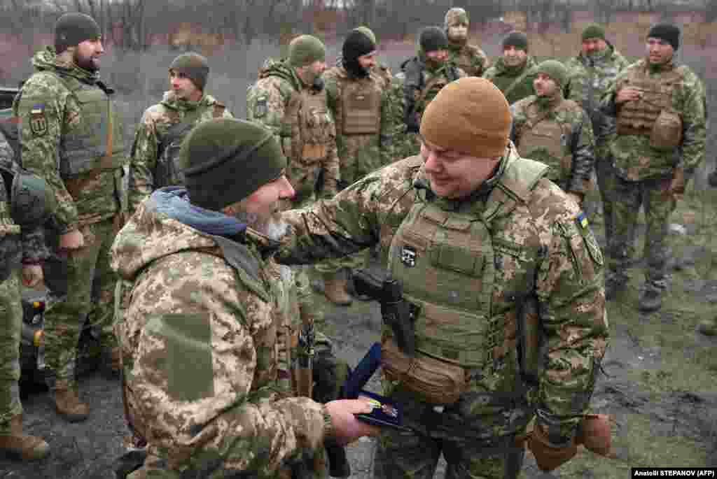 Сергей Наев (справа) поздравляет 42-летнего служащего Сергея с медалью. Военный, как сообщается, сбил крылатую ракету&nbsp;