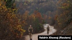 Pjesëtarë të KFOR-it duke patrulluar pranë kufirit në Jarinjë, që lidh Kosovën me Serbinë. Nëntor, 2023. 