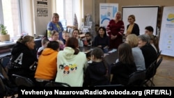 Оксана Шелест з колегами під час заняття для родин переселенців у Запоріжжі, 4 листопада 2023 року