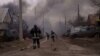 Ukrajinski vatrogasci gase požare izazvane borbama oko Bahmuta 13. marta 2023. 