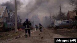 Украински пожарникари гасат пожари настанати од руските напади врз Бахмут 