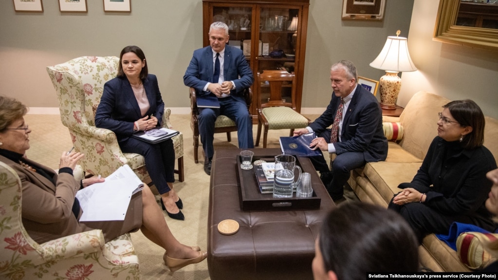 Svetlana Tsikhanovskaya con i suoi soci in un incontro con i senatori Gene Shagin, Christopher Smith e Dan Sullivan.  Washington, 5 dicembre 2023